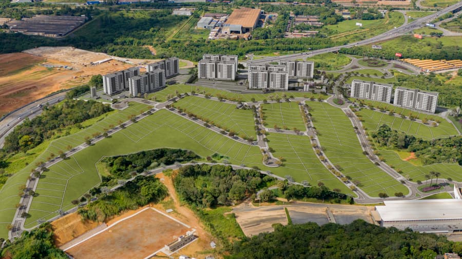 Vista aérea com simulação artística dos lotes do loteamento Caravaggio